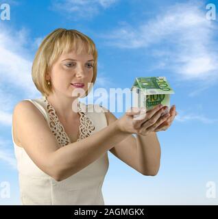 Femme avec de l'argent dans les mains de la chambre Banque D'Images