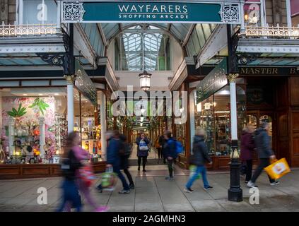 Vendredi de frénésie de Southport, Merseyside. Météo France 20 Décembre, 2019. Les voyageurs d'arcade ; un jour très commerçante dans le centre-ville, les détaillants britanniques ont adopté la pré-vente de noël bonanza, avec de nombreux clients laissés surprendre par négocier des rabais, bénéficiant d'un noël dépensent et transportant un certain nombre des sacs, des cadeaux, des cadeaux et des éléments de vente. /AlamyLiveNews MediaWorldImages : crédit. Banque D'Images