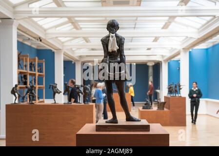 Degas Danseur, vue arrière de la sculpture en bronze de Edgar Degas intitulé La Petite danseuse de 14 ans (1881) musée Ny Carlsberg Glyptotek, Copenhague. Banque D'Images