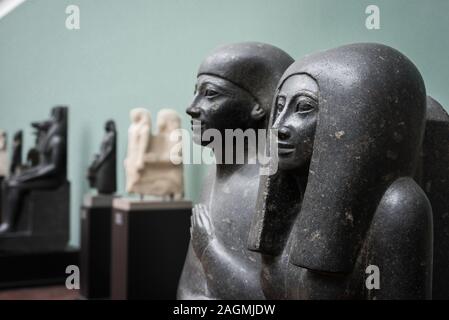 L'Egypte ancienne, vue du prêtre Ahmose et sa mère Baket-Re (18e dynastie) dans la Ny Carlsberg Glyptotek Museum de Copenhague, Danemark. Banque D'Images