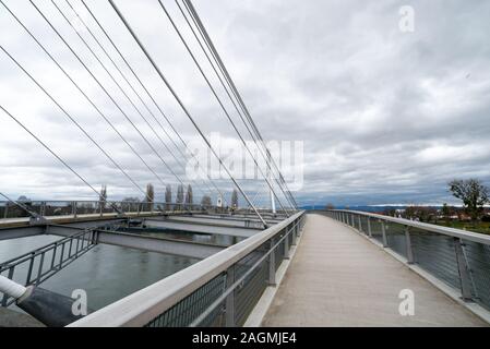 Vue de la Passerelle des Deux Rives Pont sur le Rhin en dehors de Strasbourg Banque D'Images