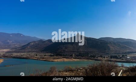 Vue de la monastère Djvari au sommet de la colline sur l'ancienne capitale de la Géorgie, Mtskheta Banque D'Images