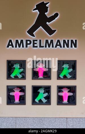 Ampelmann figure sur le mur de Berlin, magasin de vente d'une variété d'éléments dans la forme et les couleurs de l'Est de Berlin, le rouge et le vert des symboles de feux de circulation Banque D'Images