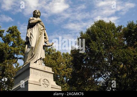 Un monument marque une tombe du cimetière Bellefontaine à Saint Louis, Missouri. Le cimetière historique a été fondé en 1849. Banque D'Images