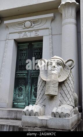 Un sphinx de granit à l'entrée de la garde au style renaissance égyptienne mausoleum at Tate Cimetière Bellefontaine à St Louis. Le mausolée date de 1907. Banque D'Images