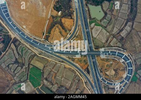 Jingmen. 18Th Oct, 2019. Photo aérienne prise le 20 décembre 2019 présente le Zaoyang-Qianjiang Shayang échangeur de la voie express dans le centre de la Chine, Province de Hubei. La construction des 244 km de long Zaoyang-Qianjiang Expressway est bientôt terminé, avec sa vitesse d'exécution conçu pour être à 100 km par heure. L'autoroute va raccourcir le temps de déplacement entre le nord et le sud de l'Hubei Hubei. Liangkuai Crédit : Jin/Xinhua/Alamy Live News Banque D'Images