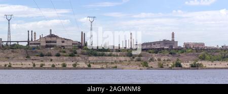 Vue panoramique de ferronnerie situé sur la côte de la rivière. Paysage industriel. Banque D'Images