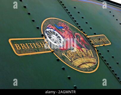 Le logo des chemins de fer britanniques des années 1950 sur un train à vapeur Banque D'Images