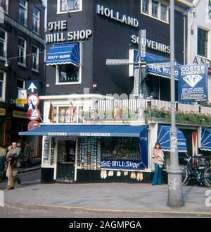 Vintage vers 1972 photographie, le magasin de souvenirs - Holland, situé à Rokin 123 à Amsterdam, Pays-Bas, près de l'Oude Turfmarkt (ancien marché de la tourbe). SOURCE : LA TRANSPARENCE D'ORIGINE. Banque D'Images