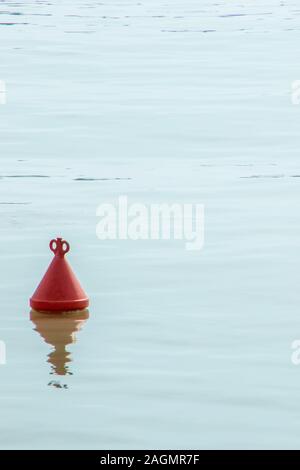 Une petite bouée se trouve en eaux calmes d'un secteur du port. Banque D'Images