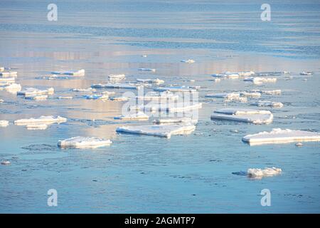 Plaques de glace illuminé par le soleil sur la surface d'un grand réservoir. Vaste espace bleu. La mer de l'Arctique Banque D'Images