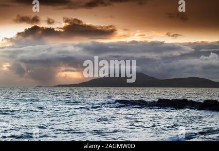 Vue sur une mer agitée au coucher du soleil vers l'île de Clare de Roonagh Pier, à l'ouest de Louisbourg, Comté de Mayo, Irlande Banque D'Images