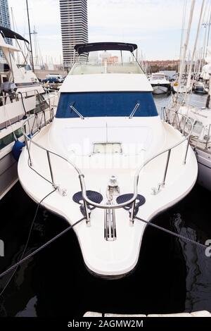 La proue d'un yacht avec deux cordes enroulées. Station d'amarrage à Barcelone. Banque D'Images