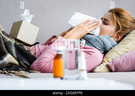 Portrait de femme malade et attrayant d'éternuements et de l'utilisation de serviette Banque D'Images