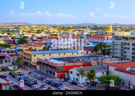 Vue de l'Aruba à la recherche d'un navire de croisière vers le bas sur la ville. La province néerlandaise du nom de Oranjestad, Aruba - belle île des Caraïbes. Banque D'Images