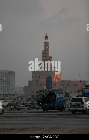 Doha, QATAR. 9Th Oct 2019. Al Fanar Centre culturel islamique : une réplique de la Grande Mosquée Al-Mutawwakil en Iraq, le Centre culturel islamique, qui est également connu sous le nom de Al Fanar, est l'un des bâtiments les plus célèbres de Doha car il offre une très bonne introduction à l'Islam par le biais d'expositions, cours et ateliers. Crédit : William Volcov/ZUMA/Alamy Fil Live News Banque D'Images