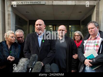 La famille de Harry Dunn (de gauche à droite) mère Charlotte Charles, son beau-père Bruce Charles, porte-parole de la famille Radd Aimelesgateaux, père Tim Dunn, belle-mère Tracey Dunn et solliciteur Mark Stephens devant le ministère de la Justice, à Londres après une rencontre avec le directeur des Poursuites Publiques. Anne Sacoolas a été accusé d'avoir causé la mort par la conduite dangereuse après la voiture elle était prétendument conduite en collision avec 19-year-old Harry moto de l'extérieur de RAF Croughton dans le Northamptonshire le 27 août. Banque D'Images