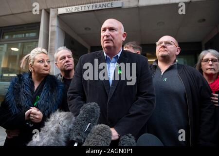 La famille de Harry Dunn (de gauche à droite) mère Charlotte Charles, son beau-père Bruce Charles, porte-parole de la famille Radd Aimelesgateaux, père Tim Dunn et belle-mère Tracey Dunn devant le ministère de la Justice, à Londres après une rencontre avec le directeur des Poursuites Publiques. Anne Sacoolas a été accusé d'avoir causé la mort par la conduite dangereuse après la voiture elle était prétendument conduite en collision avec 19-year-old Harry moto de l'extérieur de RAF Croughton dans le Northamptonshire le 27 août. Banque D'Images