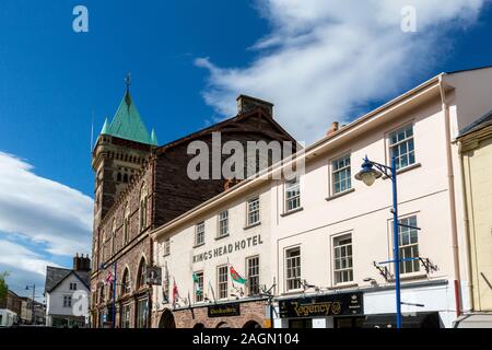 Le Kings Head Hotel et Market Hall Tower dans Cross Street, Abergavenny, Monmouthshire, Wales, UK Banque D'Images