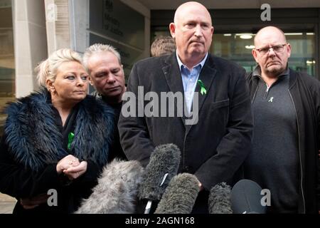 La famille de Harry Dunn (de gauche à droite) mère Charlotte Charles, son beau-père Bruce Charles, porte-parole de la famille Radd Aimelesgateaux et père Tim Dunn devant le ministère de la Justice, à Londres après une rencontre avec le directeur des Poursuites Publiques. Anne Sacoolas a été accusé d'avoir causé la mort par la conduite dangereuse après la voiture elle était prétendument conduite en collision avec 19-year-old Harry moto de l'extérieur de RAF Croughton dans le Northamptonshire le 27 août. Banque D'Images