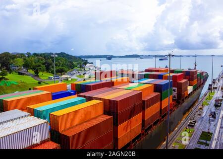 Vue sur Canal de Panama d'un navire de croisière Banque D'Images