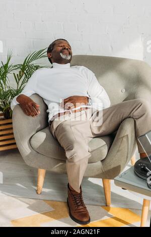 Senior african american man en tenue élégante de dormir dans un fauteuil Banque D'Images