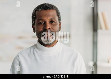 Confiant, senior african american man looking at camera Banque D'Images