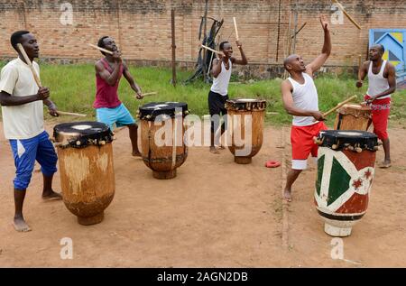 Rwanda, Kigali, Gikondo, les musiques avec djembe drums Banque D'Images