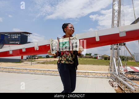 Le RWANDA, Gitarama, Muhanga, drone tyrolienne tyrolienne , l'aéroport est une start-up américaine et livre de préserver le sang et les médicaments par drone pour les centres de santé ruraux, la batterie conduit 2 Zip peut se déplacer à une vitesse autour de 79 miles par heure 3,85 livres de fret et a une autonomie de 160 km aller-retour, la prestation fort est abandonné par un petit parachute, l'atterrissage , après le débarquement les ailes et la batterie sont retirés de la zip, les femmes qui ont des ailes pour le hangar Banque D'Images