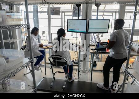 RWANDA, Gitarama, Muhanga, aéroport de drone de tyrolienne , tyrolienne est une start-up américaine et livre des réserves de sang et des médicaments médicaux par drone aux centres de santé ruraux, le Zip 2 alimenté par batterie peut voyager à une vitesse maximale d'environ 79 miles par heure, transportant 3.85 livres de cargaison et a une portée de 160 km aller-retour, la boîte de livraison est déposée par un petit parachute, centre logistique - numérisation Banque D'Images