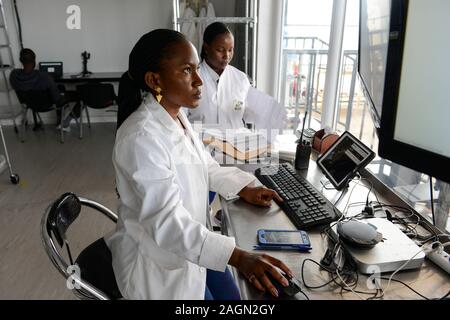 RWANDA, Gitarama, Muhanga, aéroport de drone de tyrolienne , tyrolienne est une start-up américaine et livre des réserves de sang et des médicaments médicaux par drone aux centres de santé ruraux, le Zip 2 alimenté par batterie peut voyager à une vitesse maximale d'environ 79 miles par heure, transportant 3.85 livres de cargaison et a une portée de 160 km aller-retour, la boîte de livraison est déposée par un petit parachute, centre logistique - numérisation Banque D'Images