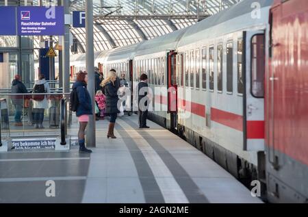 Berlin, Allemagne. 18Th Oct, 2019. Les passagers sont debout à un train dans la gare principale. À partir du 1er janvier, le prix des billets pour les longs voyages sur la Deutsche Bahn (DB) baissera d'environ dix pour cent. Selon l'entreprise, la raison en est la diminution de la taxe sur la valeur ajoutée, ce qui permettrait de faire des économies et des prix flex moins cher. Crédit : Paul Zinken/dpa/Alamy Live News Banque D'Images