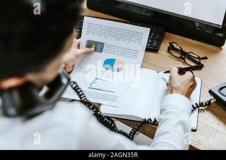 Focus sélectif de bi-raciale de l'opérateur et holding paper Banque D'Images