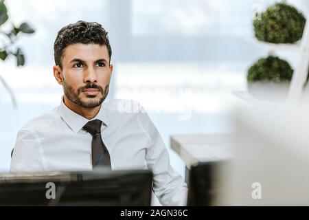 Focus sélectif des bi-beau commerçant raciale à la voiture in office Banque D'Images