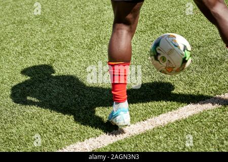 Kampala, Ouganda. 19 Dec 2019. Les joueurs de l'Ouganda réchauffer avant jeu. L'Érythrée, l'Ouganda v, finale Senior CECAFA Challenge Cup 2019. Star fois Stadium à Lugogo. L'Ouganda par la suite gagner 3-0, et réclamer leur 15e titre de la CECAFA (mais seulement la seconde où ils l'ont fait sans perdre aucune partie dans le tournoi). XtraTimeSports (Crédit : Darren McKinstry) / Alamy. Banque D'Images