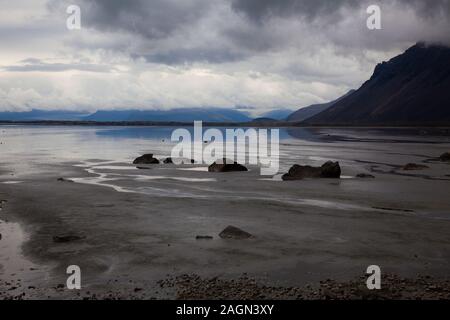 Le sud du littoral islandais près de Vik avec plages de sable noir à la suite de l'activité volcanique et un ciel couvert à marée basse Banque D'Images