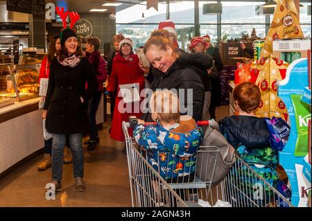 Bantry, West Cork, Irlande. 18Th Oct, 2019. Bantry Chorale communautaire a organisé une performance impromptue dans un supermarché à Bantry aujourd'hui. Ils ont passé du temps à marcher autour de la boutique de divertir les clients en chantant des chants de Noël. Credit : Andy Gibson/Alamy Live News. Banque D'Images