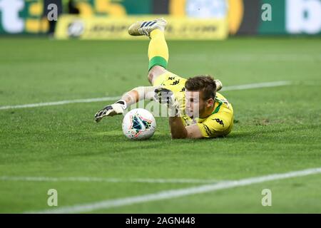 20 décembre 2019 ; Bankwest, Parramatta Stadium, New South Wales, Australie, Australian Football League, un Western Sydney Wanderers contre Western United ; Filip Kurto d'ouest des plongées à recueillir une balle lâche - usage éditorial Banque D'Images