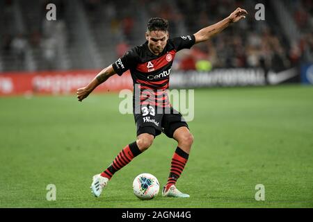 20 décembre 2019 ; Bankwest, Parramatta Stadium, New South Wales, Australie, Australian Football League, un Western Sydney Wanderers contre Western United ; Tate Russell de Western Sydney Wanderers traverse la balle - usage éditorial Banque D'Images