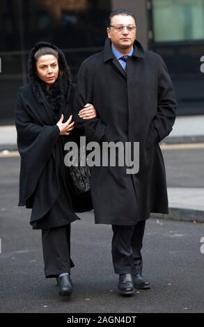 Ancien commandant de la Police métropolitaine Ali Dizaei avec sa femme timide arrivant à Southwark Crown en 2012 cour où il est jugé pour pervertir le cours de la justice. Banque D'Images