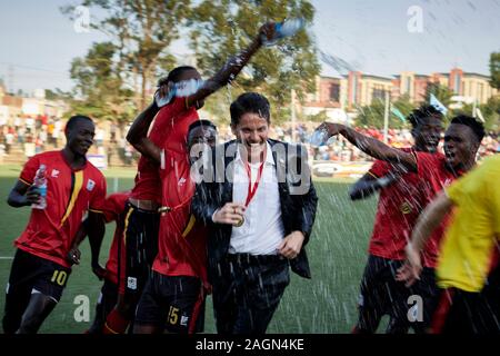 Kampala, Ouganda. 19 Dec 2019. Les joueurs de l'Ouganda se précipiter pour imbiber Johnathan McKinstry (entraîneur-chef, Ouganda) dans la célébration. L'Érythrée, l'Ouganda v, finale Senior CECAFA Challenge Cup 2019. Star fois Stadium à Lugogo. L'Ouganda gagner 3-0, et réclamer leur 15e titre de la CECAFA (mais seulement la seconde où ils l'ont fait sans perdre aucune partie dans le tournoi). XtraTimeSports (Crédit : Darren McKinstry) / Alamy. Banque D'Images