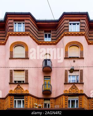 Budapest, Hongrie, août 2019, partie supérieure d'un bâtiment bicolore Banque D'Images