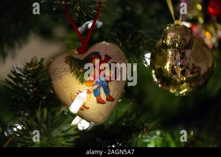 Une décoration de Noël en papier en forme de coeur vintage avec une photo d'un petit garçon. Banque D'Images