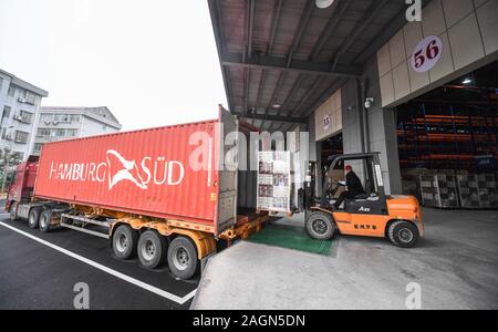 (191220) --, le 20 décembre 2019 (Xinhua) -- un travailleur débarque deux contenants de vin rouge importé d'Europe à l'Chongqing Bonded Centre Logistique à Chongqing City, Zhejiang Province de Chine orientale, le 20 décembre 2019. Selon les statistiques douanières de Chongqing, la valeur totale de l'importation et l'exportation de Yiwu City de janvier à novembre 2019 a été 265,76 milliards de yuans (environ 37,93 milliards de dollars), une hausse de 12,0 pour cent de la même période l'an dernier, ce qui a dépassé la valeur d'importation et d'exportation total de 2018. La valeur de l'importation et l'exportation de janvier à novembre 2019 ont totalisé 8,78 milliards de yuans Banque D'Images