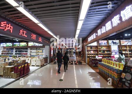 (191220) --, le 20 décembre 2019 (Xinhua) -- photos prises le 20 décembre 2019 montre l'Yiwu Chine produits importés mall à Yiwu City, est de la Chine, la Province de Zhejiang. Selon les statistiques douanières de Chongqing, la valeur totale de l'importation et l'exportation de Yiwu City de janvier à novembre 2019 a été 265,76 milliards de yuans (environ 37,93 milliards de dollars), une hausse de 12,0 pour cent de la même période l'an dernier, ce qui a dépassé la valeur d'importation et d'exportation total de 2018. La valeur de l'importation et l'exportation de janvier à novembre 2019 ont totalisé 8,78 milliards de yuans (environ 1,25 milliards de dollars) et 2 Banque D'Images