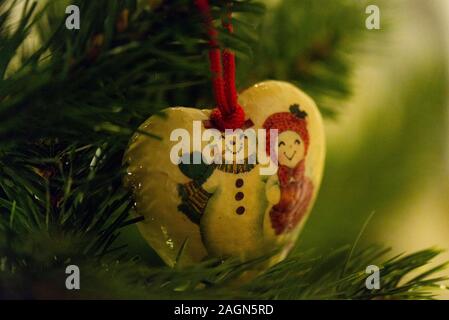 Décoration de Noël en forme de coeur vintage en papier avec une photo d'un bonhomme de neige et d'une bonde de neige. Banque D'Images