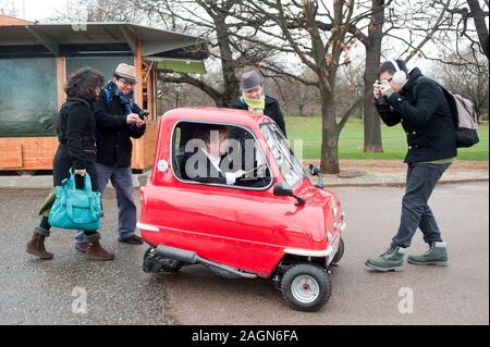 Une Peel P50 la plus petite voiture au monde est à l'essai routier dans les rues et les bureaux de Kensington. Banque D'Images