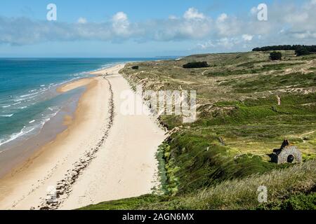 La plage de la Vieille Église et les ruines de l'église, cap de Carteret, Normandie, France Banque D'Images