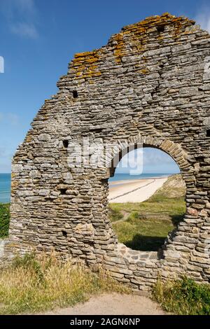 L'église ruinée à la plage de la Vieille Église, cap de Carteret, Normany, France Banque D'Images