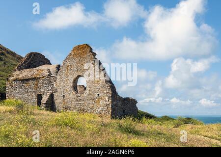 L'église ruinée à la plage de la Vieille Église, cap de Carteret, Normany, France Banque D'Images